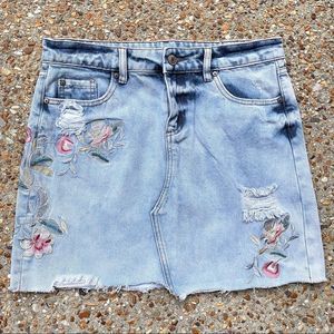 Dex Floral Beaded Embroidered Distressed Raw Hem Jean Mini Skirt Size 28